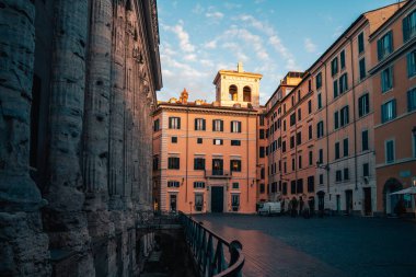 Gün doğumunda Hadrian Tapınağı 'nda. Roma 'nın merkezinde güzel bir anıt.