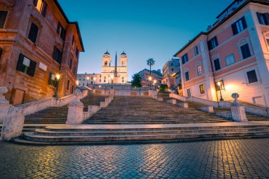 Şafak vakti meşhur İspanyol Merdivenleri. Barcaccia Çeşmesi manzarası. Eski binaların güzel manzarası Lanlang tarafından aydınlatılıyor.. 