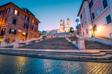 Şafak vakti meşhur İspanyol Merdivenleri. Barcaccia Çeşmesi manzarası. Eski binaların güzel manzarası Lanlang tarafından aydınlatılıyor.. 