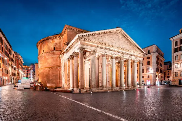 M.S. 1. yüzyıldan kalma antik bir yapı olan Roma Panteonu 'nun akşam manzarası, Kral Marcus Agrippa onuruna inşa edilmiştir..