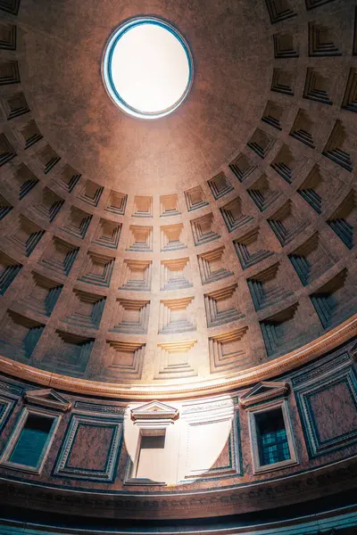 Roma 'daki Pantheon' un içi. Meşhur Oculus 'u olan inanılmaz kubbe içeri ışık salıyor ama yağmuru dışarıda tutuyor..