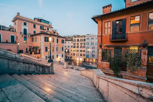 Şafak vakti meşhur İspanyol Merdivenleri. Barcaccia Çeşmesi manzarası. Eski binaların güzel manzarası Lanlang tarafından aydınlatılıyor.. 