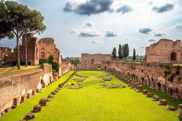 Antik Roma Forumu. Palatine Hill 'in manzarası. Roma İmparatorluğunun güzel kalıntıları