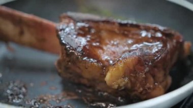 Etli kızartma tavası. 