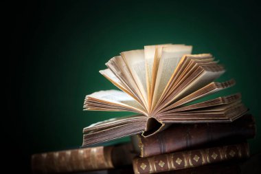 Kitap yığınının üzerinde açık arka plan eğitimi, hukuk veya iş konsepti