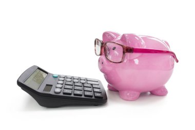 Gözlüklü domuz kumbarası ve tasarruf, muhasebe, bankacılık ve iş hesapları için hesap makinesi konsepti