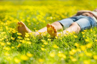 Yazın, düğün çiçeği dolu bir çayırda dinleniyorum. 