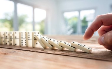 domino etkisi kavramı iş çözümü, strateji ve başarılı müdahale için durdurma