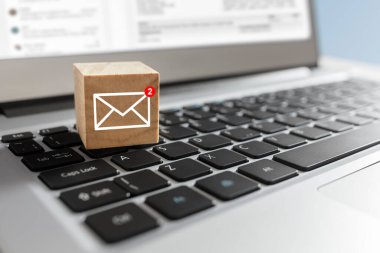 Tahta bloktaki e- posta sembolü dizüstü bilgisayardaki yeni iletiyi gösteriyor