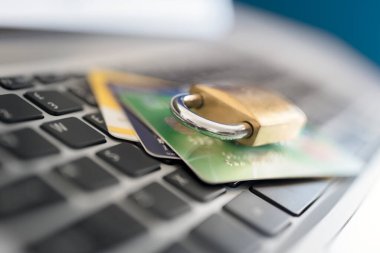 bilgisayar internet kredi kartı güvenlik kavramı ile asma kilit