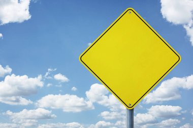Mavi gökyüzü arkaplanının önündeki boş yol işareti