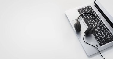 İletişim, destek, çağrı merkezi ve müşteri hizmetleri yardım masası için dizüstü bilgisayarın klavye arka plan kavramına VOIP kulaklığı