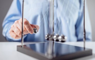 Newton'un beşiği işadamı topu kavramı sebep ve sonuç için serbest