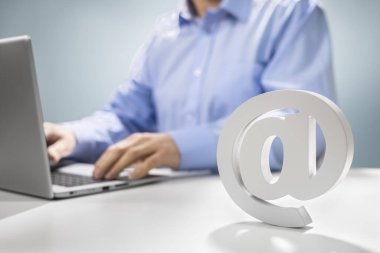 İnternet için sembol ve iş dizüstü bilgisayarı kavramında e-posta, bizimle irtibata geçin ve e-posta adresi