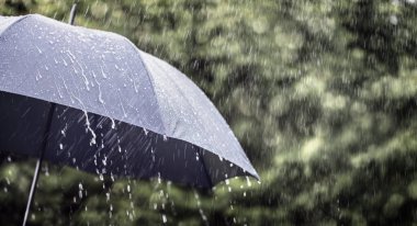 Şemsiye arka planında yağmur, hava tahmini ve çevre kavramı