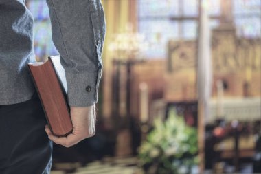 Kilisede kutsal İncil 'i elinde tutan adam din, dua, eğitim ve İncil' in arka plan kavramında bir başkalaşım yaşıyor.