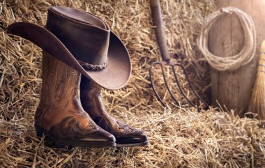 Country müzik festivali konser ya da ahır arka planında kovboy şapkası ve botlarıyla rodeo
