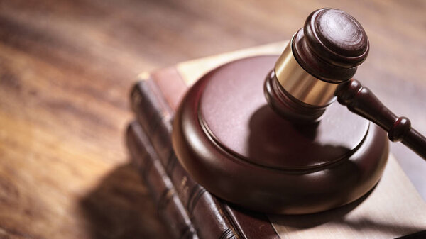 Судейские молотки и учебники по праву в суде, праве и правосудии