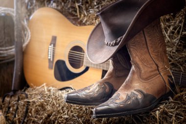 Country müzik festivali canlı konser ya da kovboy şapkalı gitar ve ahır arka planında botları olan rodeo