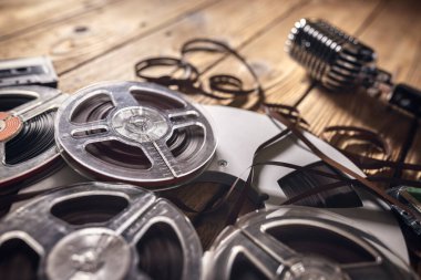 Retro ses makaraları, kaset ve retro mikrofon müzik arka planı