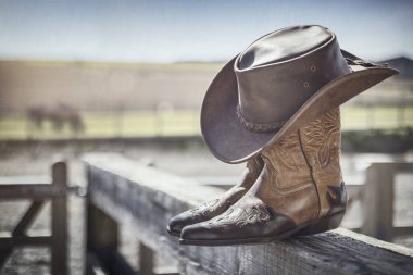 Country müzik festivali kovboy şapkası ve çiftlik ahırlarının çizmeleriyle canlı konser