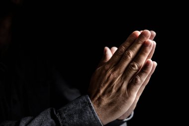 Din için dua eden eller koyu arkaplan kavramı üzerine