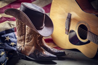 Country müzik festivali akustik gitar, antik Amerikan bayrağı, kovboy şapkası ve botlarıyla canlı konser