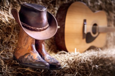 Country müzik festivali canlı konser ya da kovboy şapkalı gitar ve ahır arka planında botları olan rodeo