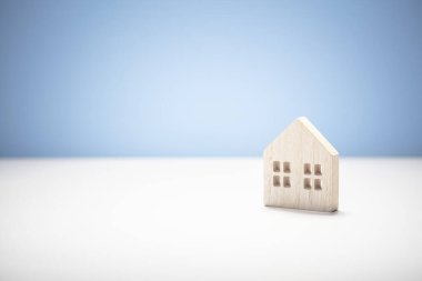 Mavi arkaplandaki ahşap model ev kopyalama alanı ile