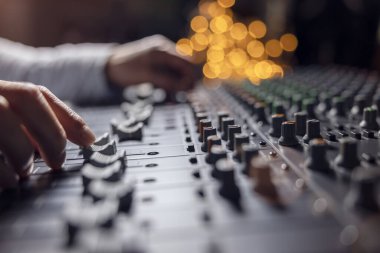 Resepsiyon mühendis veya müzik yapımcısı ile karıştırma ses kayıt stüdyosu 