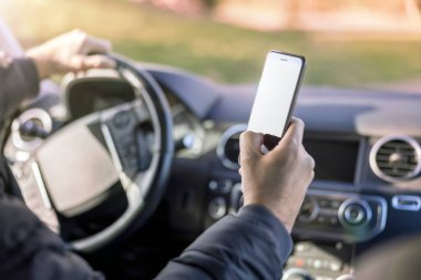 Kısa mesaj ve avunma tehlikesi için kavram sürüş sırasında bir araba manifatura bir telefon kullanma