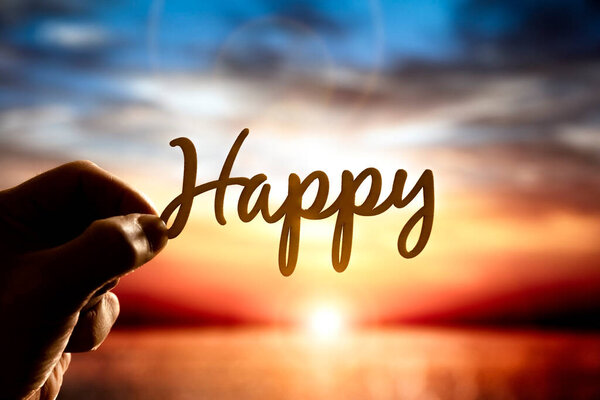 Счастливое слово перед закатом в концепции пляжного летнего отдыха