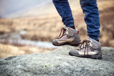 Bir dağ yolunda kayaların üzerinde yürümek.