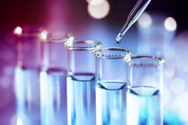 Laboratuvar deney tüpü. Düşürücü biyoteknoloji ve tıbbi bilimsel araştırmalarla dolu.