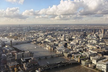 Londra şehrinin yüksek manzaralı gökyüzü Thames nehri boyunca St. Paul Katedrali 'ne bakıyor.