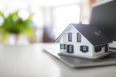 Dizüstü bilgisayardaki internet model evinde gayrimenkul ya da yeni ev aranıyor