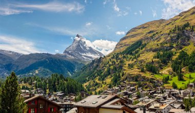 İsviçre 'de İsviçre Alpleri Matterhorn Tepesi olan Zermatt turizm beldesi köyü