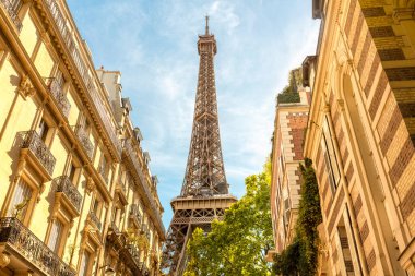 Paris 'te Eyfel Kulesi, Paris' te bir şehir caddesinde mimari silueti.