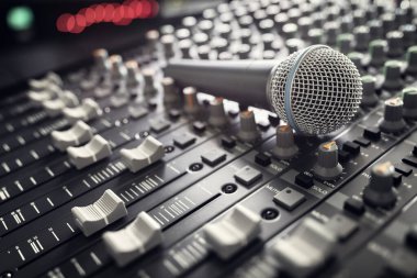 Müzik prodüksiyonu veya podcast için ses kayıt stüdyosu karıştırma masası veya mikrofon konsepti