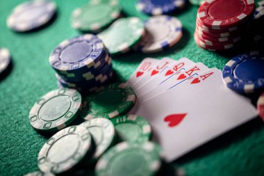 Kumarhanede poker oynamak, kumarda, bahislerde ve kazanmada kraliyet kart floşu kazanmak.