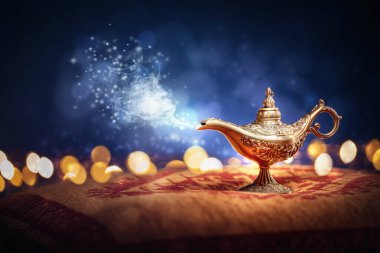 aladdin hikaye isteyen, şans ve büyü için duman kavramı mavi görünen cin ile sihirli lamba