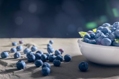 Yaban mersini antioksidan organik superfood rustik tablo kavramı üzerinde bir kasede sağlıklı beslenme ve beslenme için