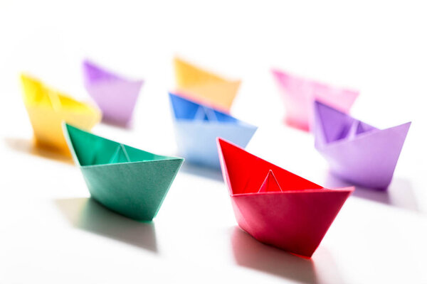 Бумажные лодки с многоцветной концепцией лидерских лодок для лидерства, командной работы и успеха