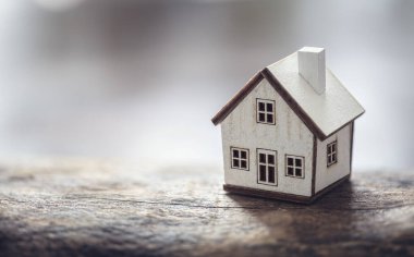 İnşaat, emlak ve konut için minyatür ahşap ev konsepti