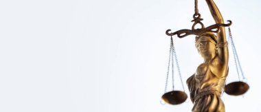 Adalet Heykeli 'nin hukuk ve hukuk kavramı. Adalet terazisi ve gökyüzü geçmişi var.