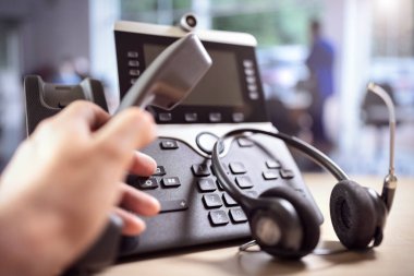 VOIP kulaklık ve çağrı merkezi iletişim, destek, çağrı merkezi ve müşteri hizmetleri yardım masası konseptinde telefon açmak