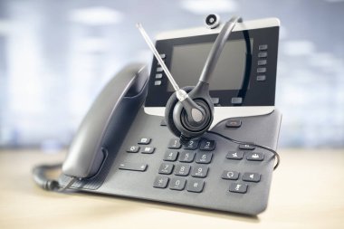 VOIP kulaklık ve telefon iletişim merkezi konsepti, destek, çağrı merkezi ve müşteri hizmetleri yardım masası