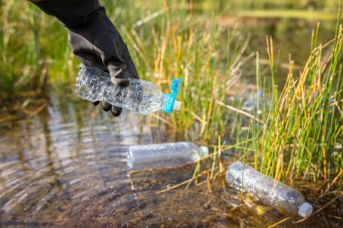 Çevre koruma ve kirlilik nehir suyundan çöp ve çöp topluyor