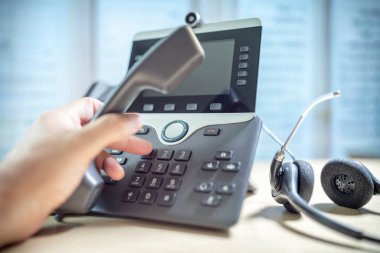 VOIP kulaklık ve çağrı merkezi iletişim, destek, çağrı merkezi ve müşteri hizmetleri yardım masası konseptinde telefon açmak
