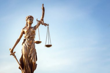 Adalet Heykeli 'nin hukuk ve hukuk kavramı. Adalet terazisi ve mavi gökyüzü geçmişi.